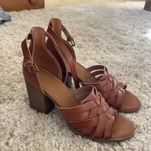 Universal Thread Chunky Heels Woven Vegan Leather Ankle Strap Cognac Brown 7.5